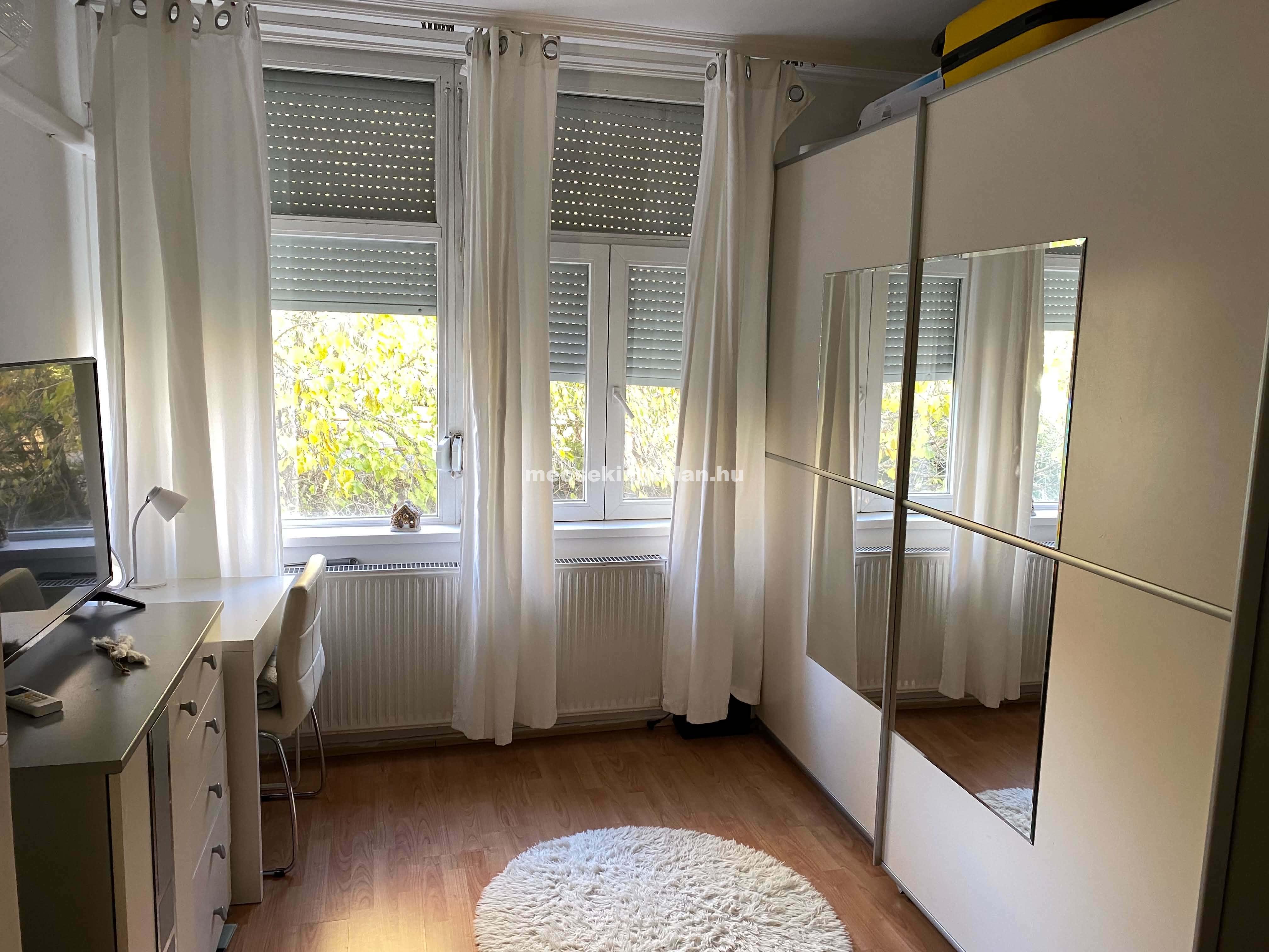 Pécsett a Jurisics Miklós utcában panorámás téglalakás tágas terasszal kiadó!