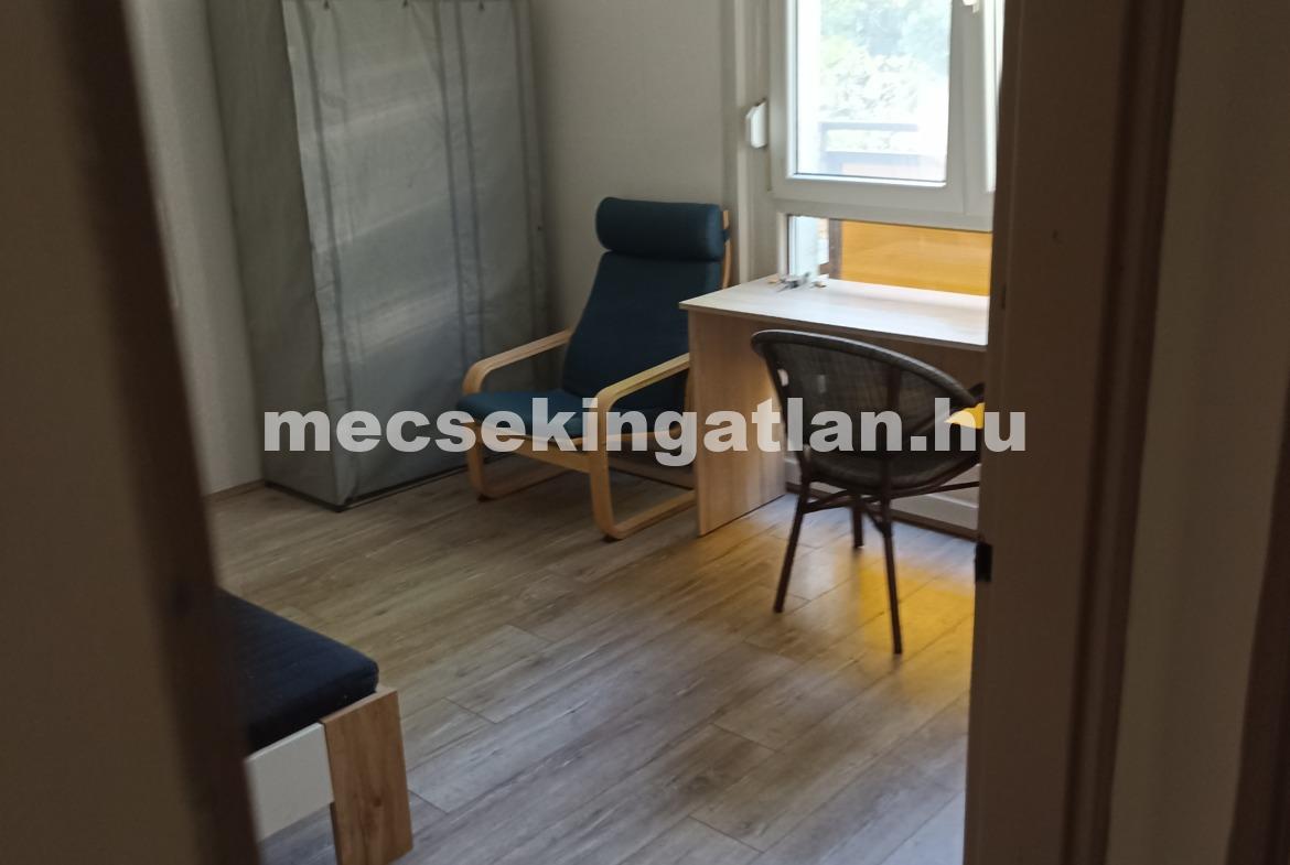 Pécsett a Kodály Zoltán utcában első emeleti lakás erkéllyel kiadó!
