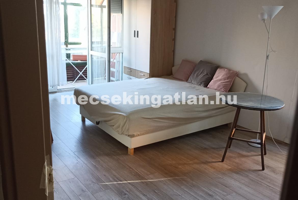 Pécsett a Kodály Zoltán utcában első emeleti lakás erkéllyel kiadó!