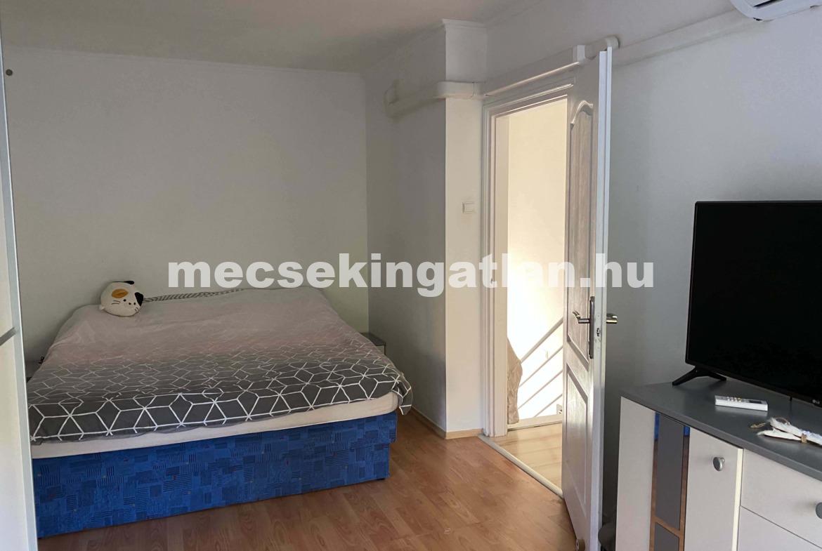 Pécsett a Jurisics Miklós utcában panorámás téglalakás tágas terasszal kiadó!