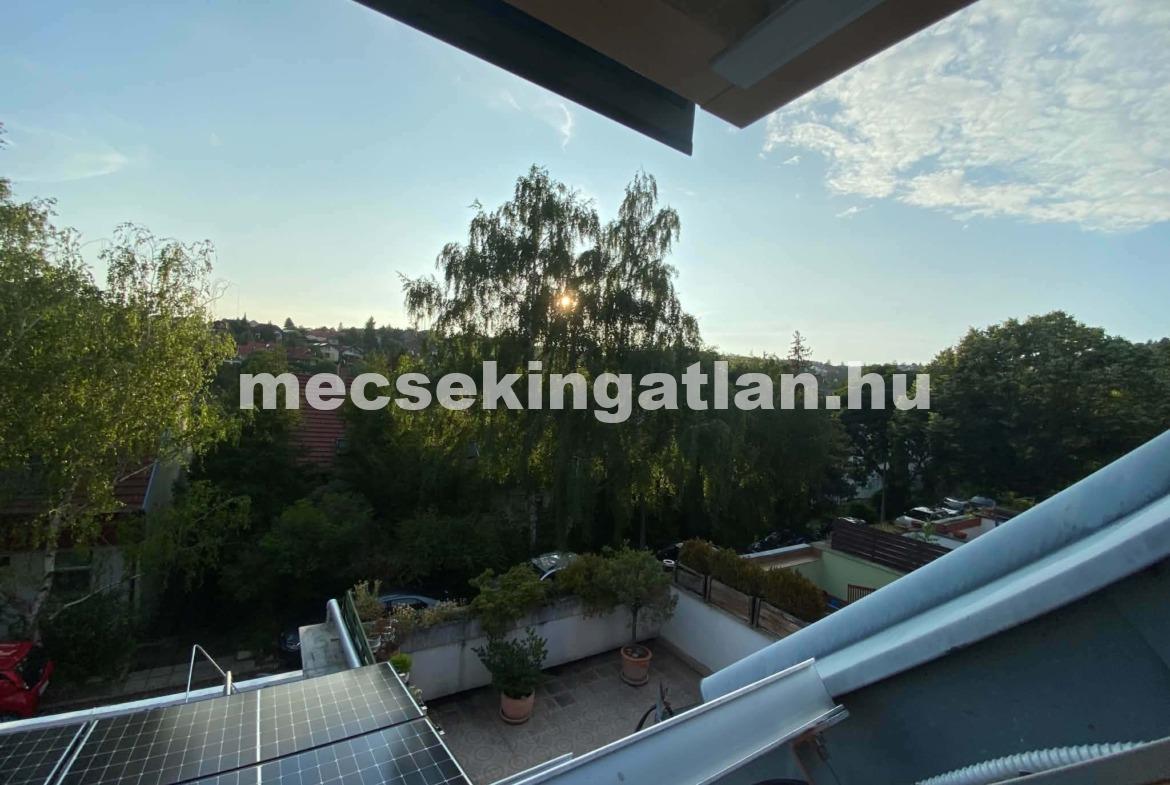 Pécsett a Jurisics Miklós utcában panorámás téglalakás tágas terasszal kiadó!