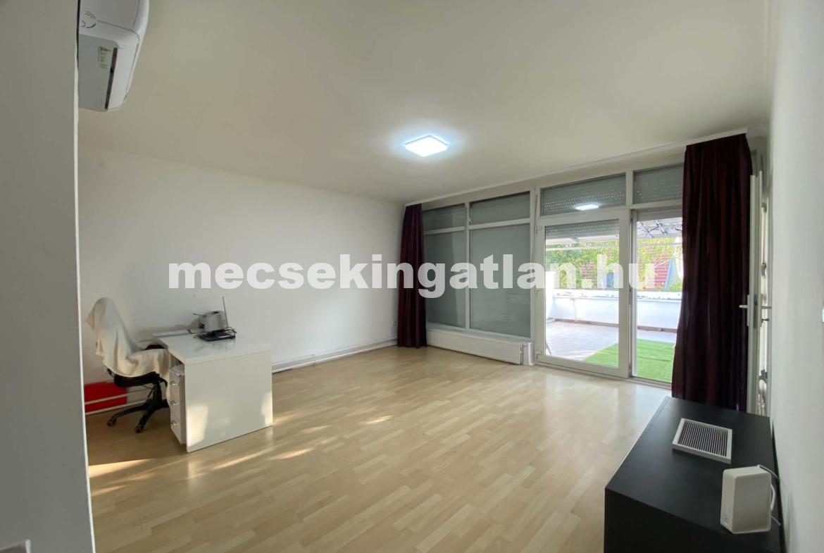 Pécsett a Jurisics Miklós utcában panorámás téglalakás tágas terasszal kiadó!