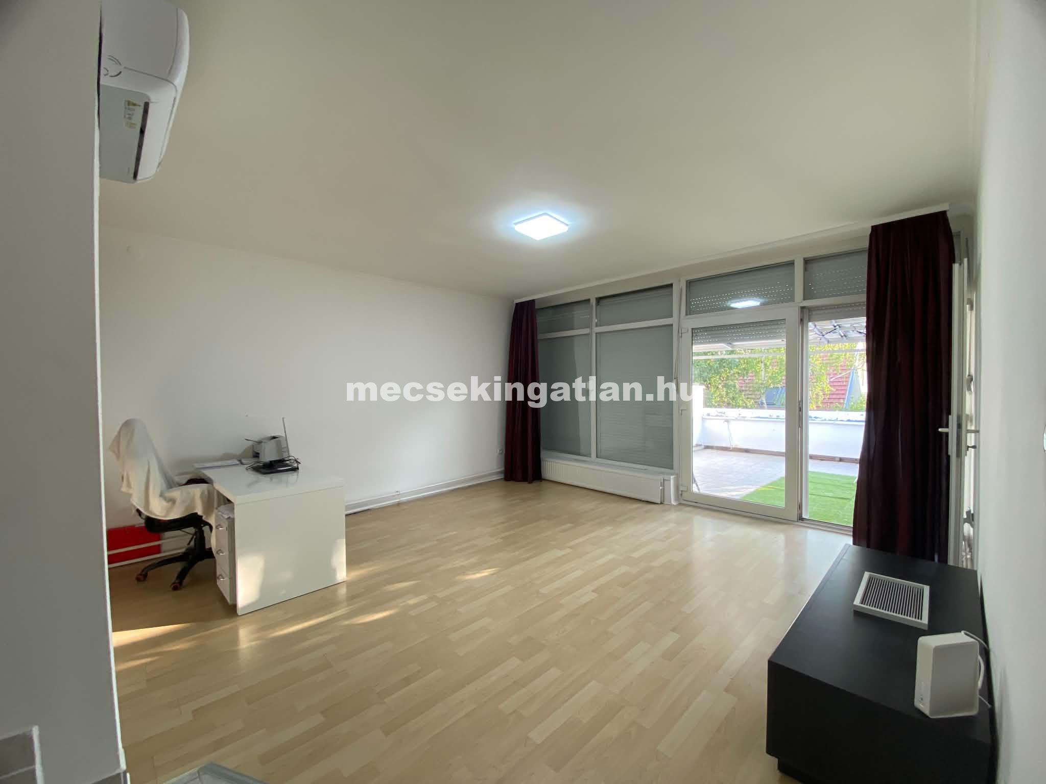 Pécsett a Jurisics Miklós utcában panorámás téglalakás tágas terasszal kiadó!