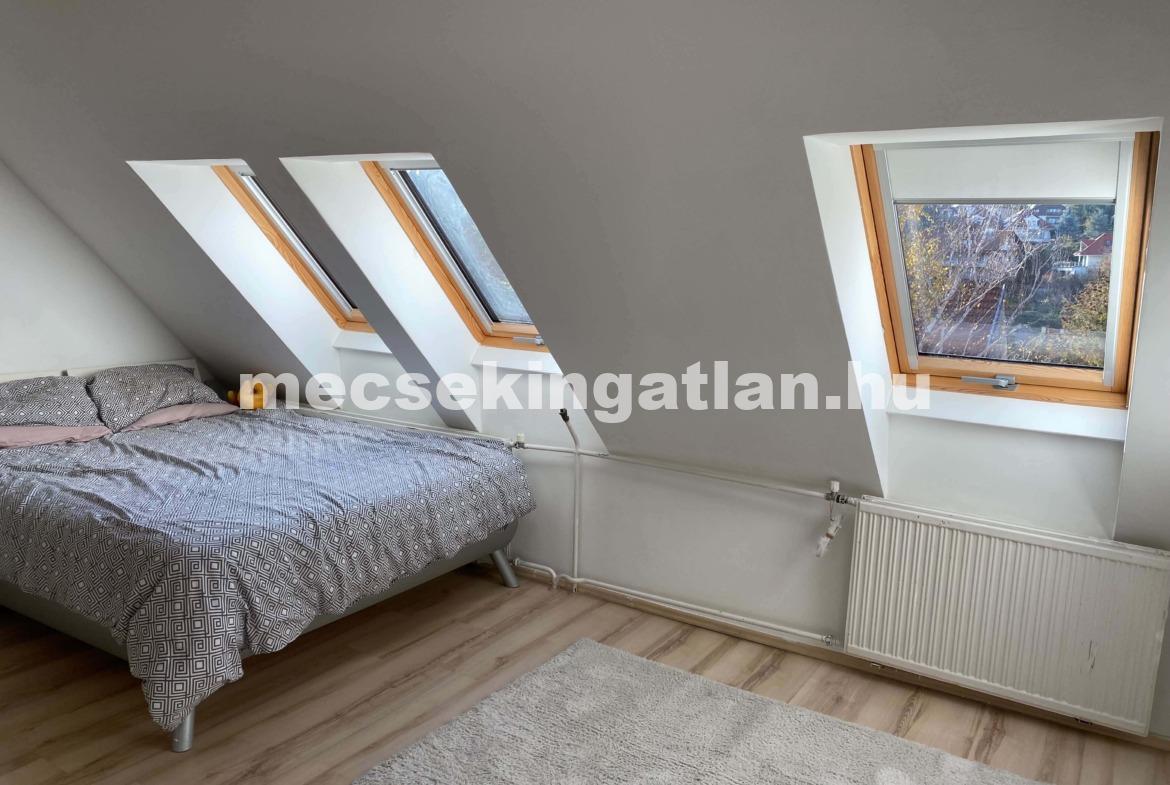 Pécsett a Jurisics Miklós utcában panorámás téglalakás tágas terasszal kiadó!