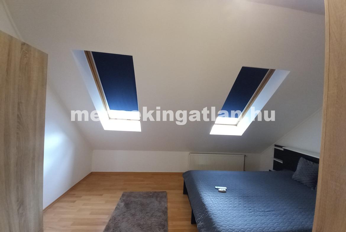 Pécs belvárosában a Zsinkó István utcában igényes második emeleti téglalakás kiadó!