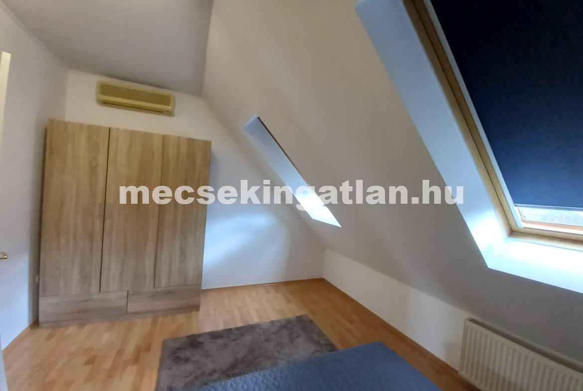Pécs belvárosában a Zsinkó István utcában igényes második emeleti téglalakás kiadó!