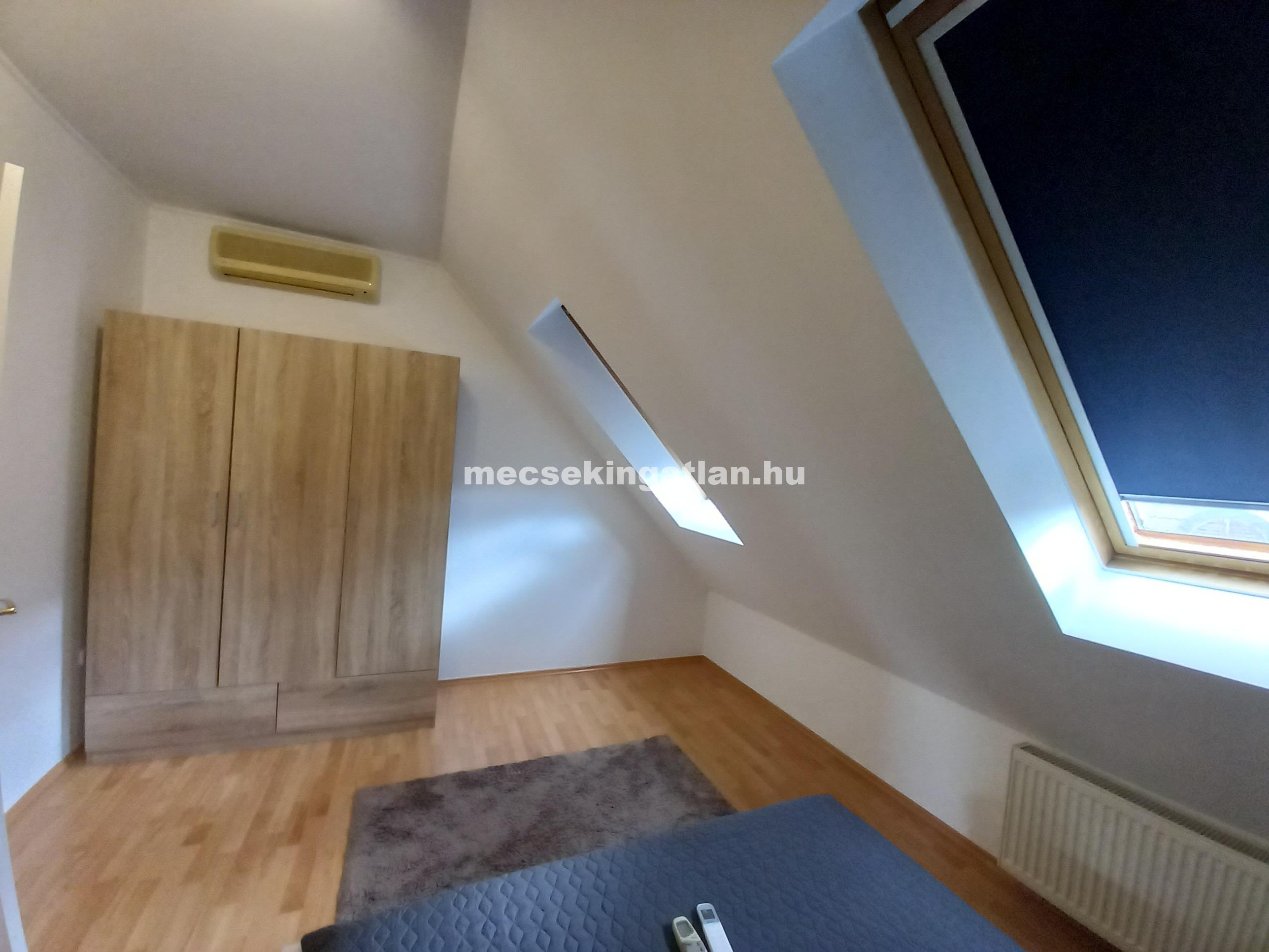 Pécs belvárosában a Zsinkó István utcában igényes második emeleti téglalakás kiadó!