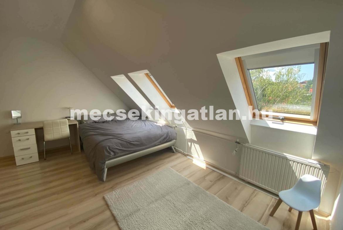 Pécsett a Jurisics Miklós utcában panorámás téglalakás tágas terasszal kiadó!