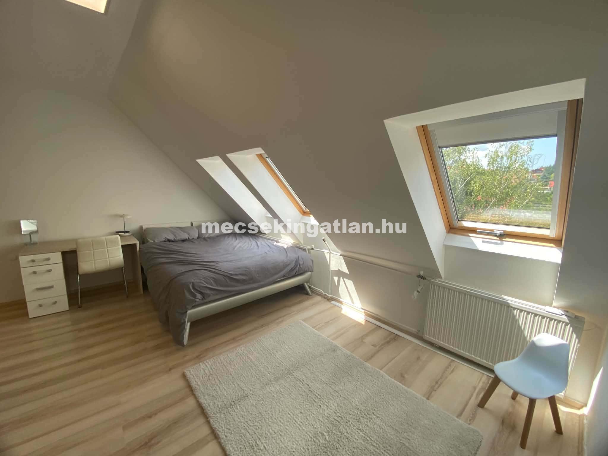 Pécsett a Jurisics Miklós utcában panorámás téglalakás tágas terasszal kiadó!