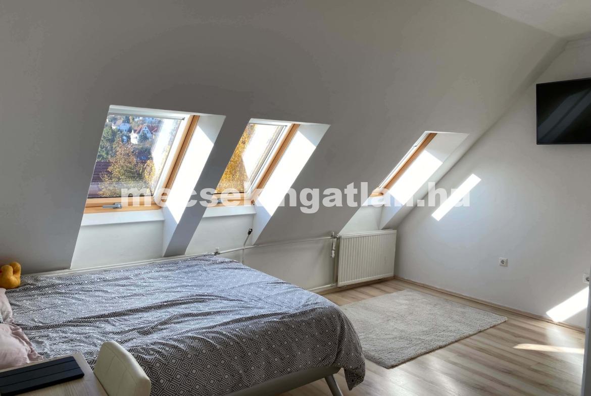 Pécsett a Jurisics Miklós utcában panorámás téglalakás tágas terasszal kiadó!