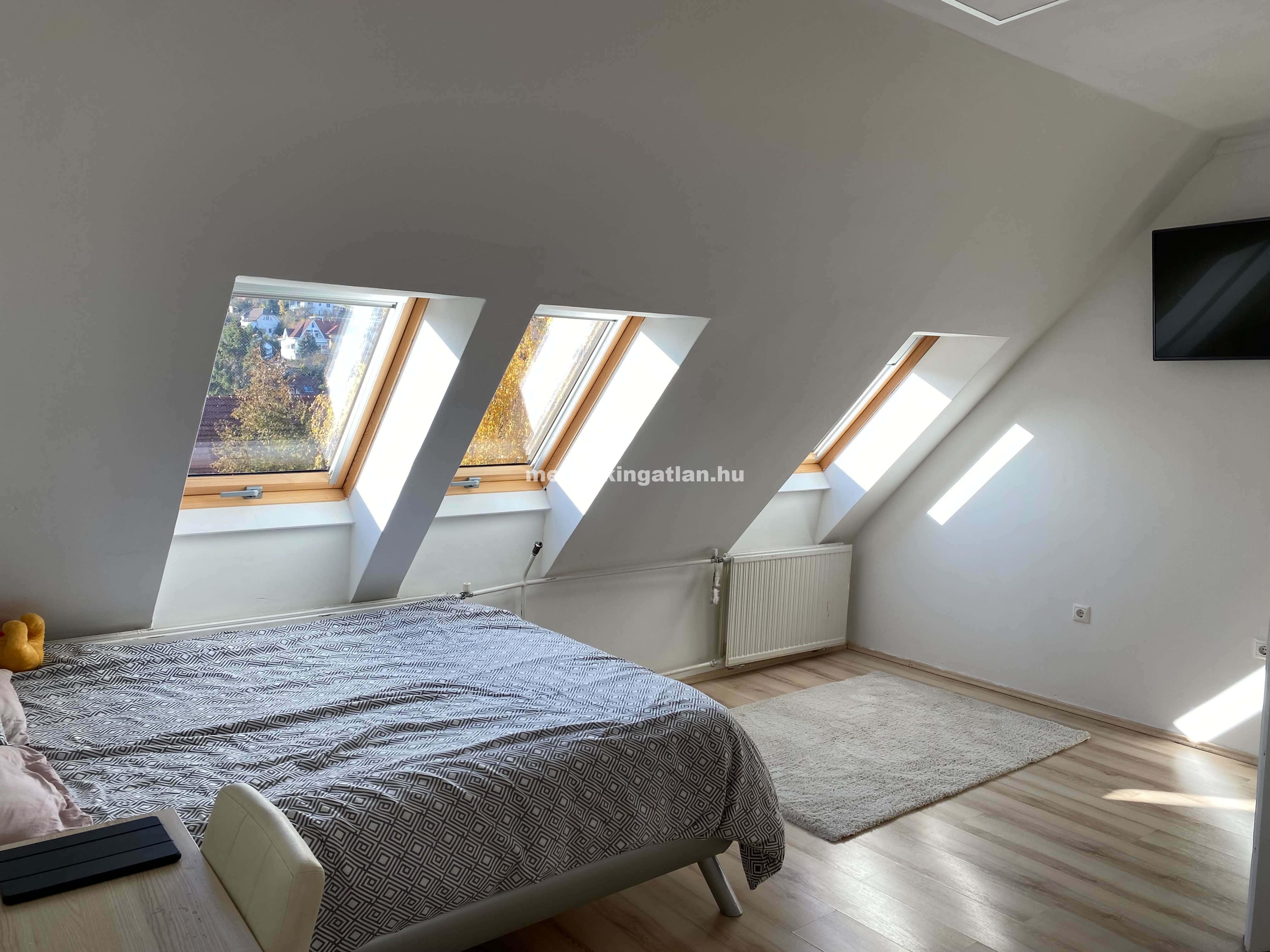 Pécsett a Jurisics Miklós utcában panorámás téglalakás tágas terasszal kiadó!