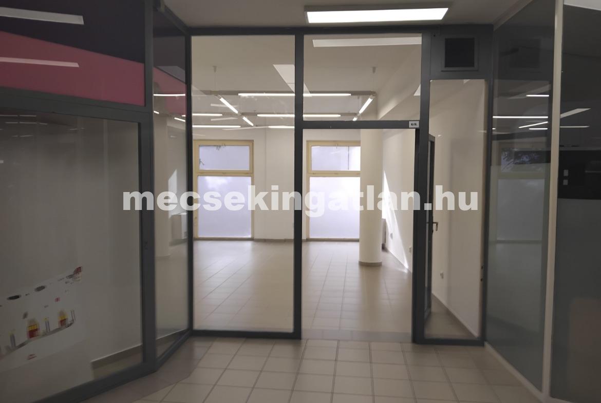 Pécs Forrás üzletházban üzlethelyiség kiadó (Árkád)