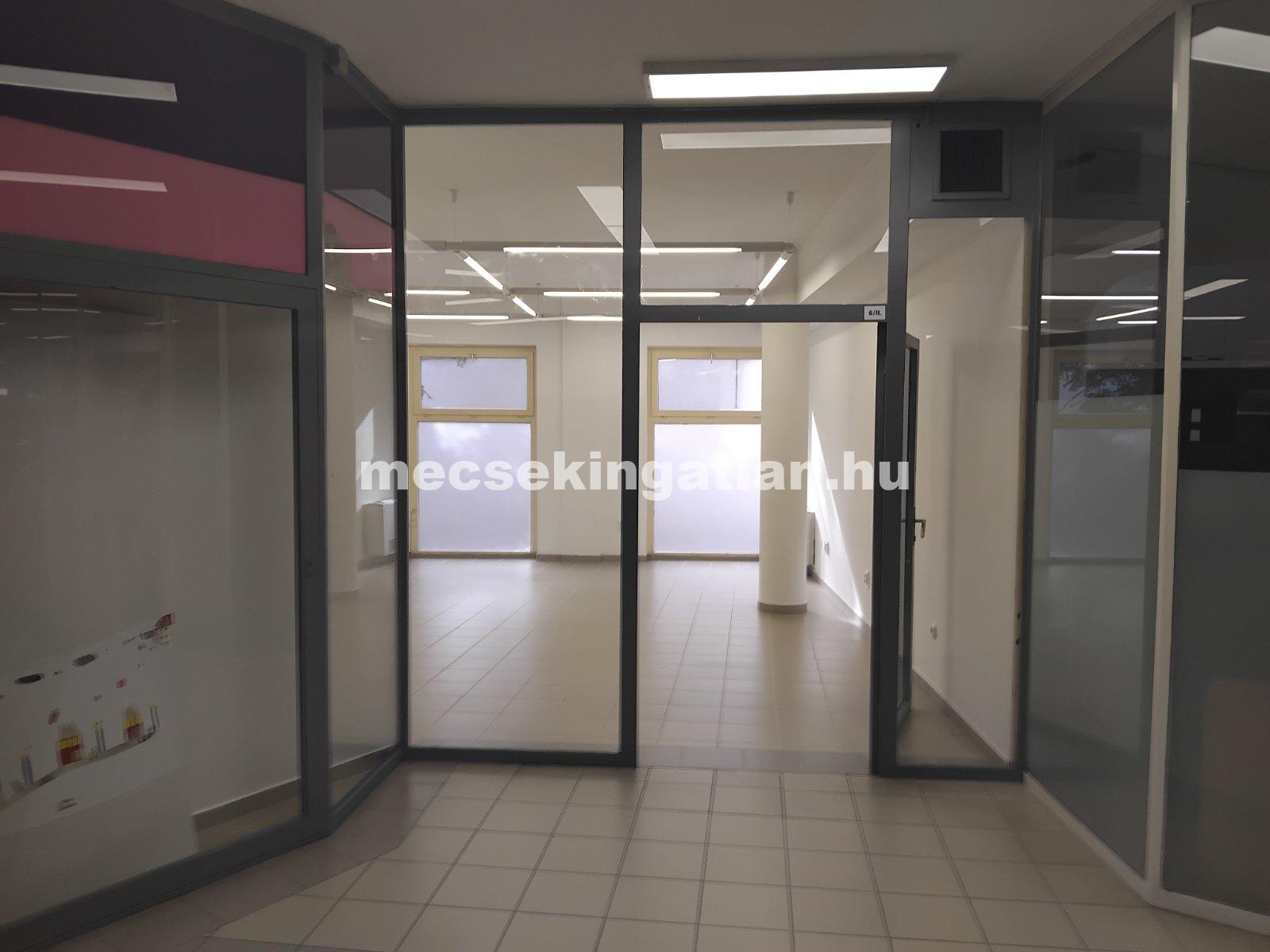 Pécs Forrás üzletházban üzlethelyiség kiadó (Árkád)