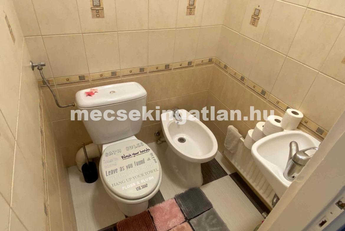 Pécsett a Jurisics Miklós utcában panorámás téglalakás tágas terasszal kiadó!