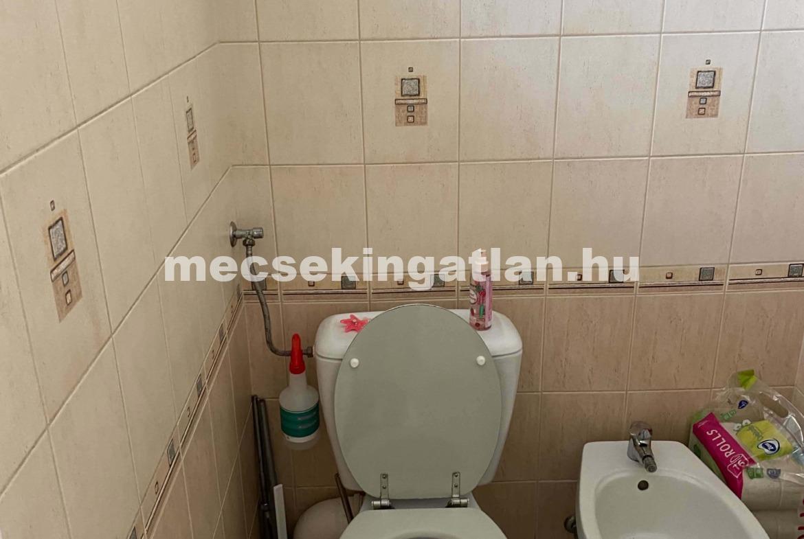 Pécsett a Jurisics Miklós utcában panorámás téglalakás tágas terasszal kiadó!