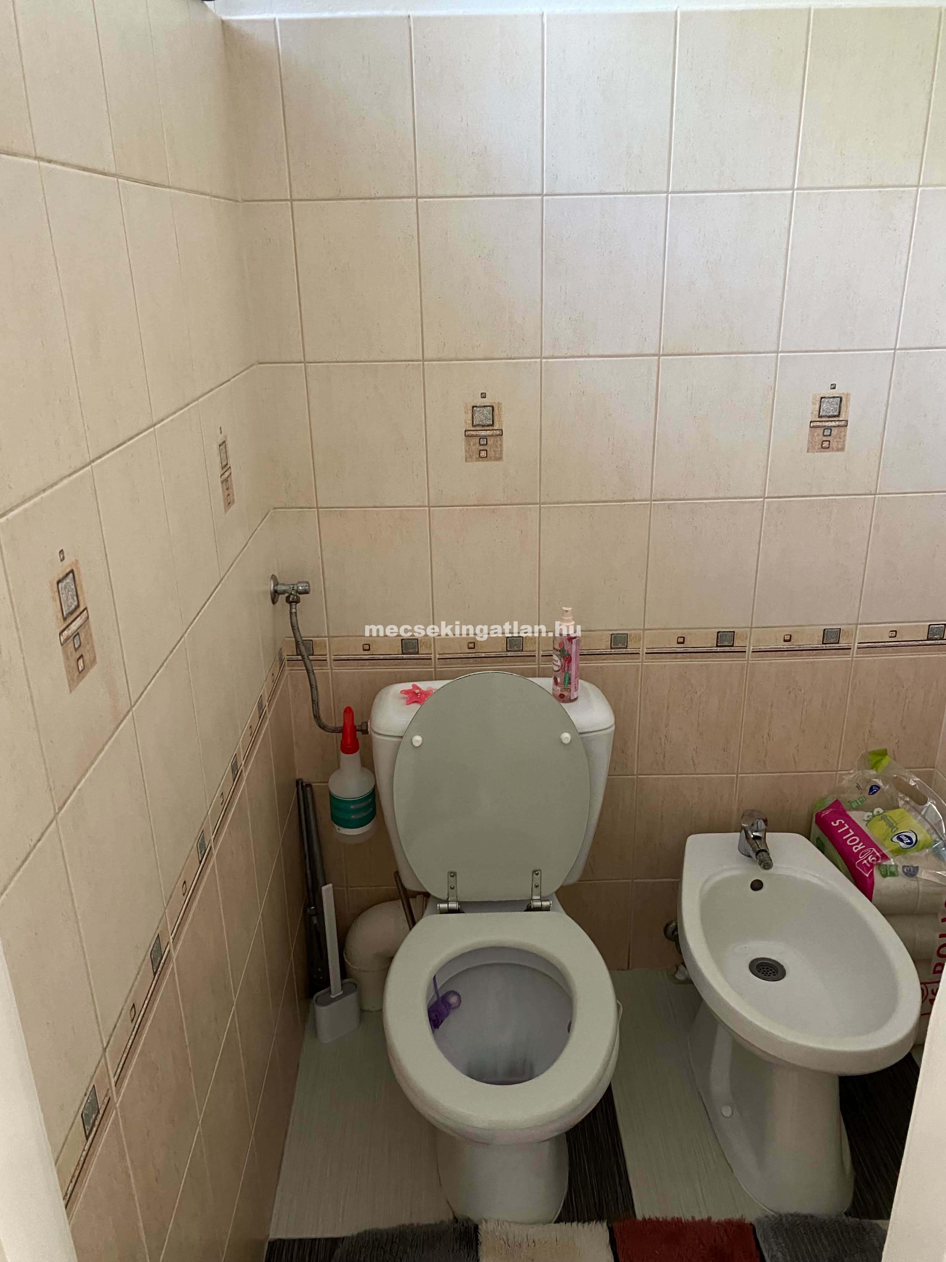 Pécsett a Jurisics Miklós utcában panorámás téglalakás tágas terasszal kiadó!