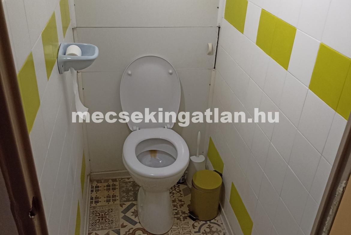 Pécsett a Kodály Zoltán utcában első emeleti lakás erkéllyel kiadó!