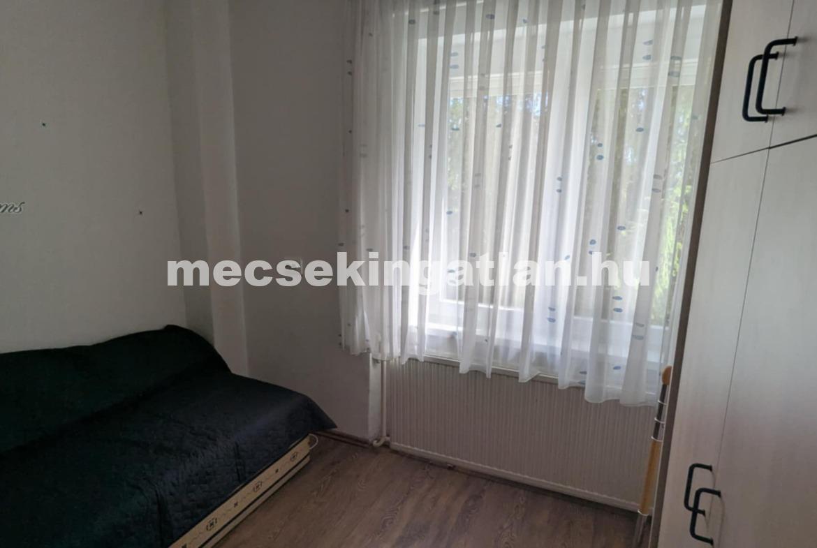 Pécs-Mecsekoldalban, Zsolt utcában első emeleti, felújított téglalakás kiadó!