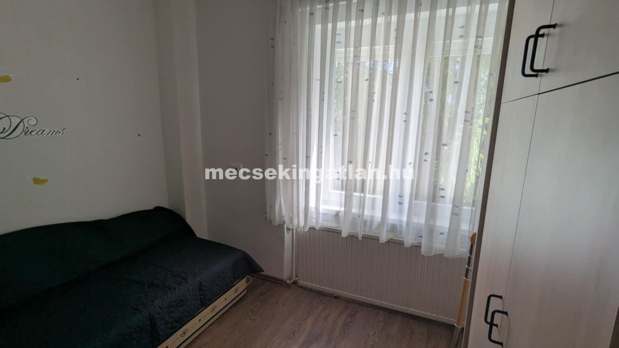 Pécs-Mecsekoldalban, Zsolt utcában első emeleti, felújított téglalakás kiadó!