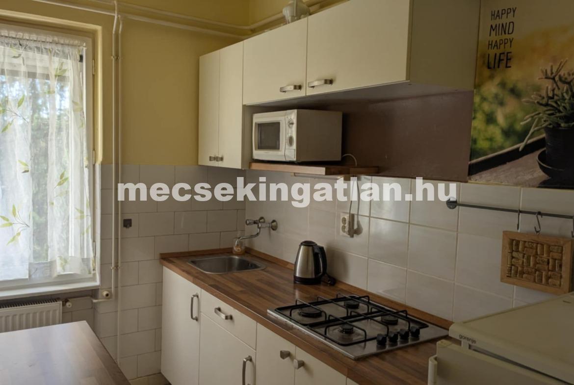 Pécs-Mecsekoldalban, Zsolt utcában első emeleti, felújított téglalakás kiadó!