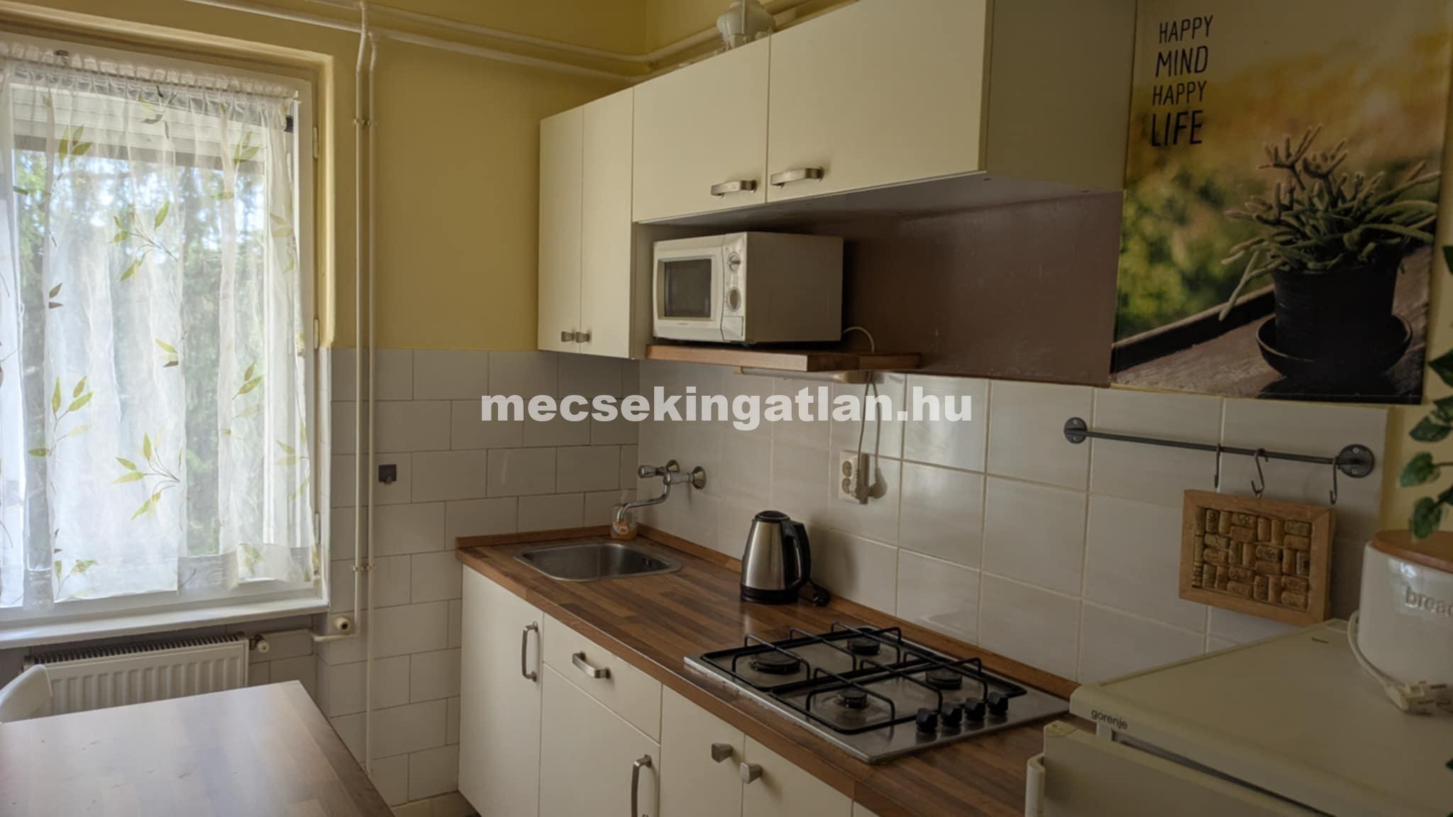 Pécs-Mecsekoldalban, Zsolt utcában első emeleti, felújított téglalakás kiadó!