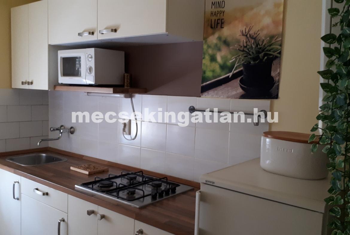 Pécs-Mecsekoldalban, Zsolt utcában első emeleti, felújított téglalakás kiadó!