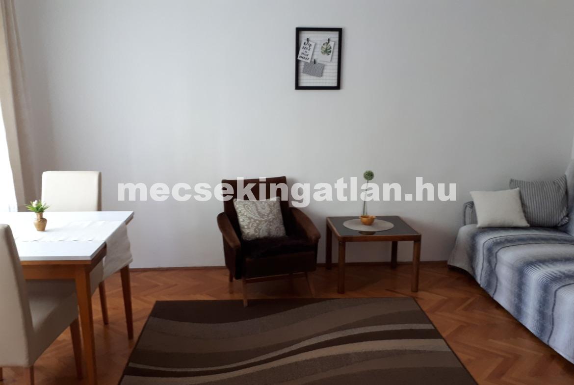Pécs-Mecsekoldalban, Zsolt utcában első emeleti, felújított téglalakás kiadó!