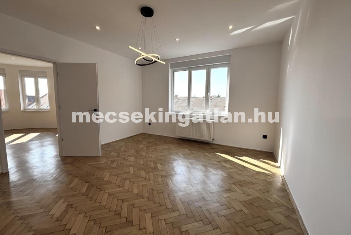 Pécs belvárosában a Perczel Miklós utcában második emeleti téglalakás kiadó!