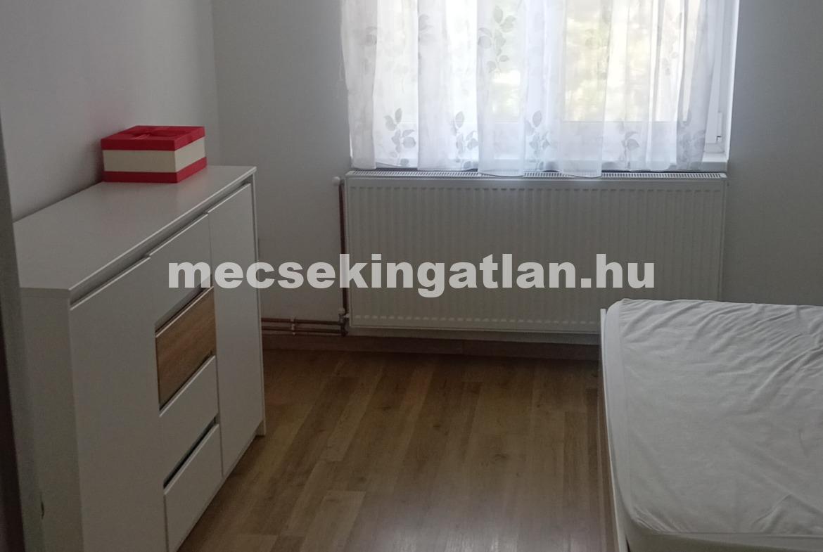 Pécs frekventált részén a Hunyadi János utcában téglalakás kiadó!