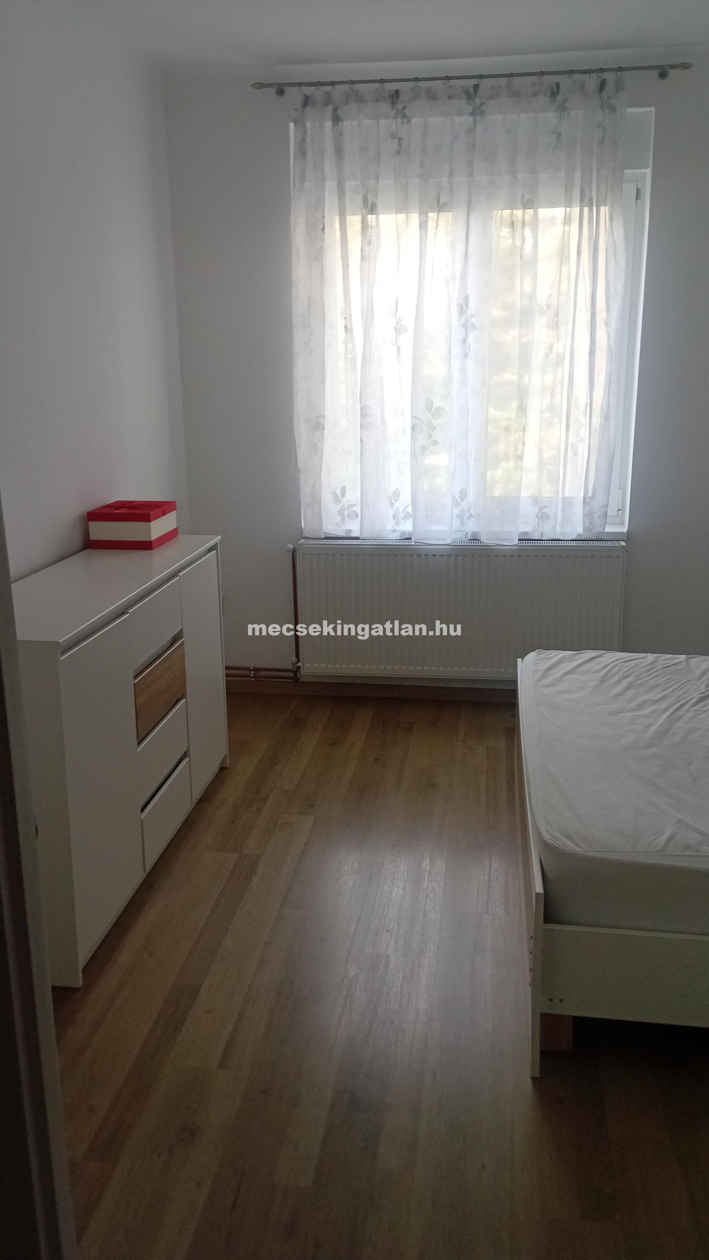 Pécs frekventált részén a Hunyadi János utcában téglalakás kiadó!