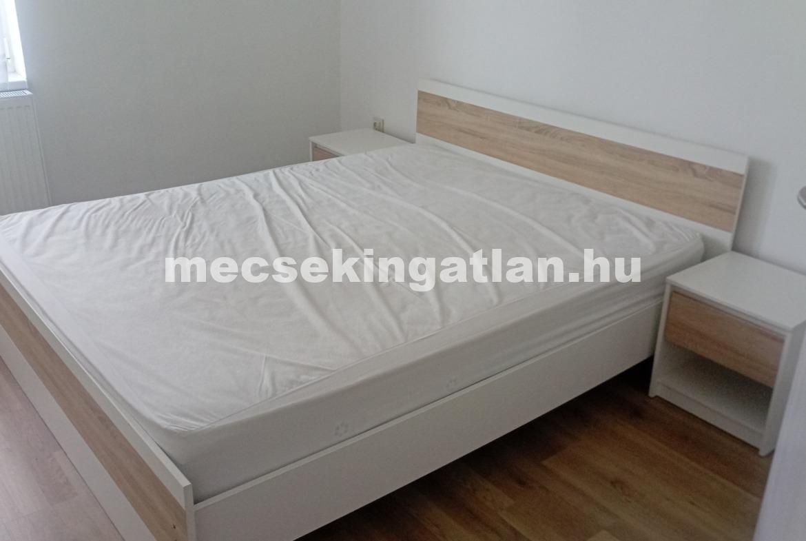 Pécs frekventált részén a Hunyadi János utcában téglalakás kiadó!