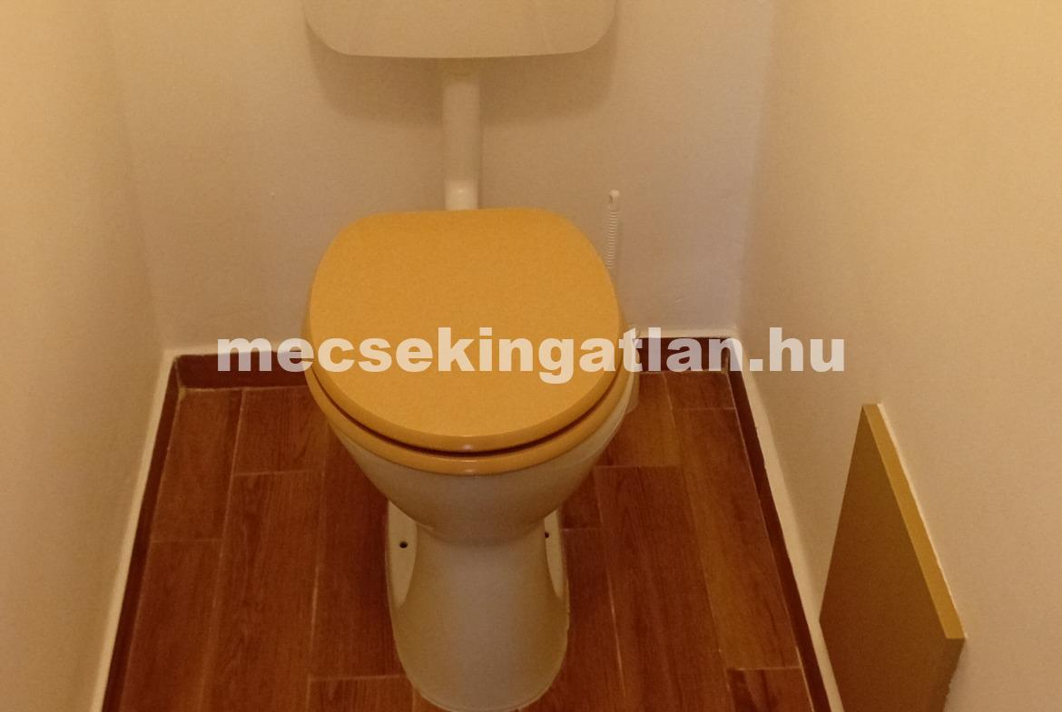 Pécs frekventált részén a Hunyadi János utcában téglalakás kiadó!