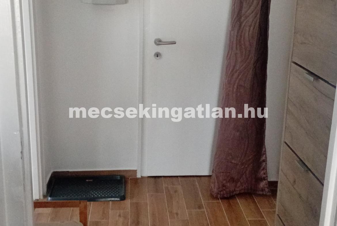 Pécs frekventált részén a Hunyadi János utcában téglalakás kiadó!