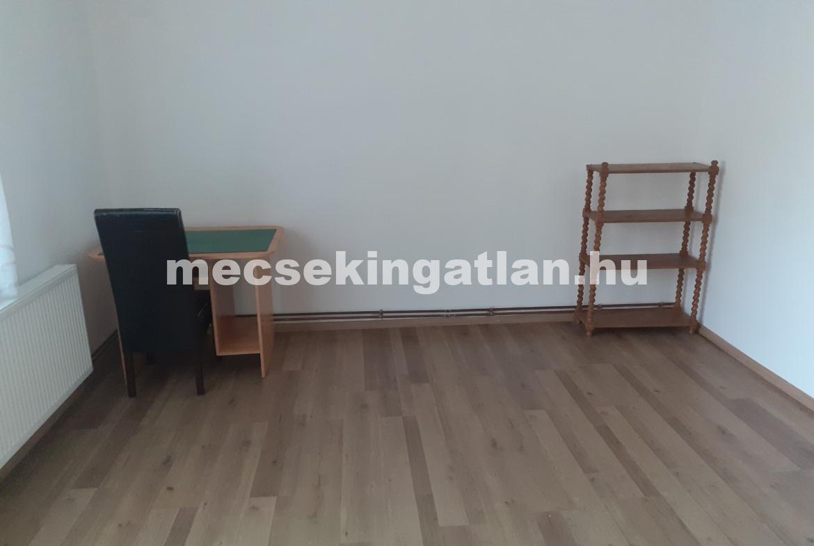 Pécs frekventált részén a Hunyadi János utcában téglalakás kiadó!