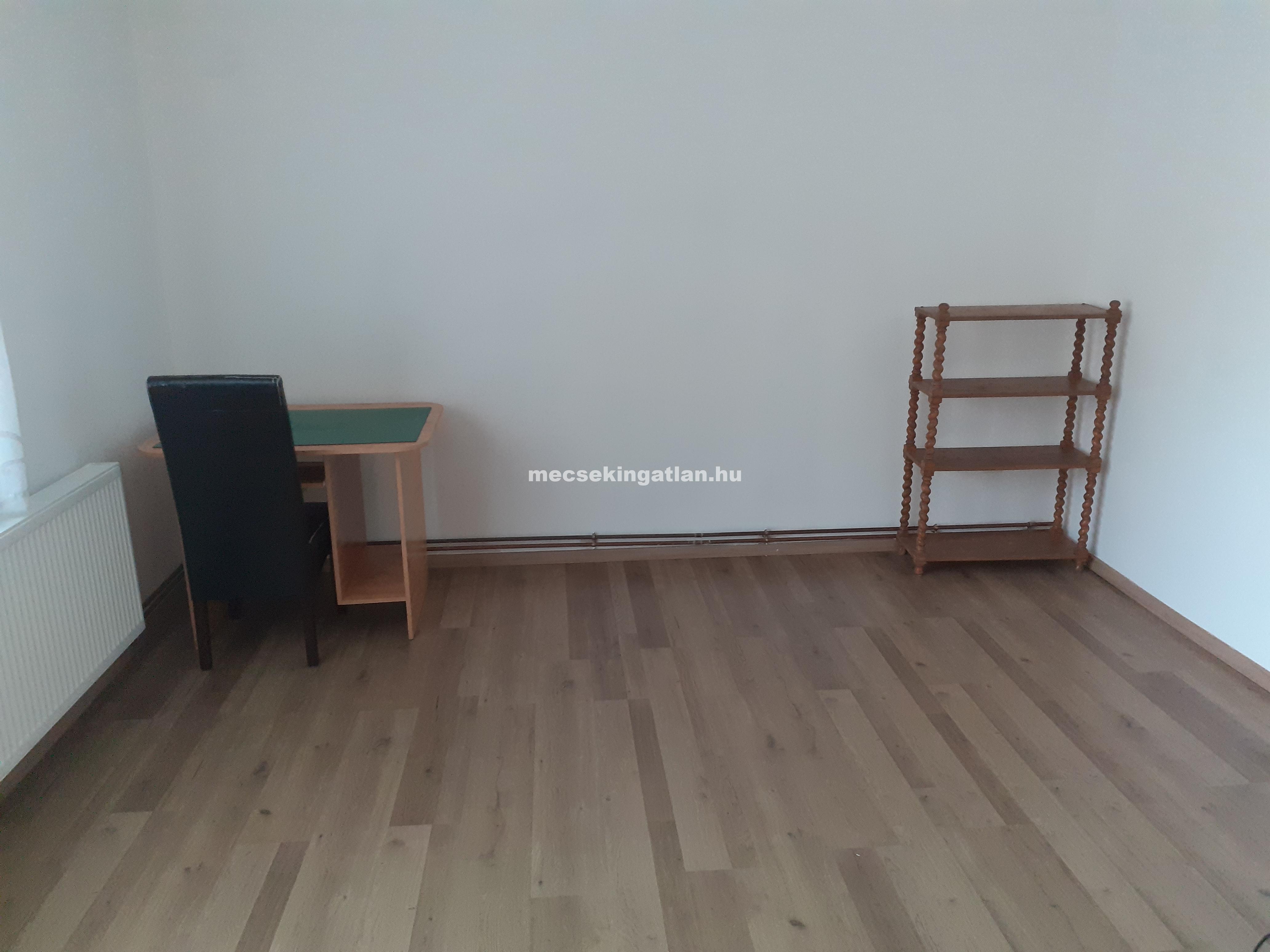 Pécs frekventált részén a Hunyadi János utcában téglalakás kiadó!