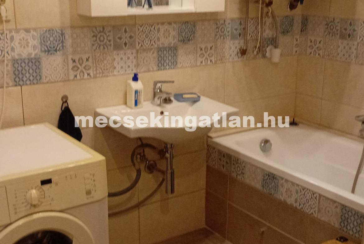 Pécs frekventált részén a Hunyadi János utcában téglalakás kiadó!