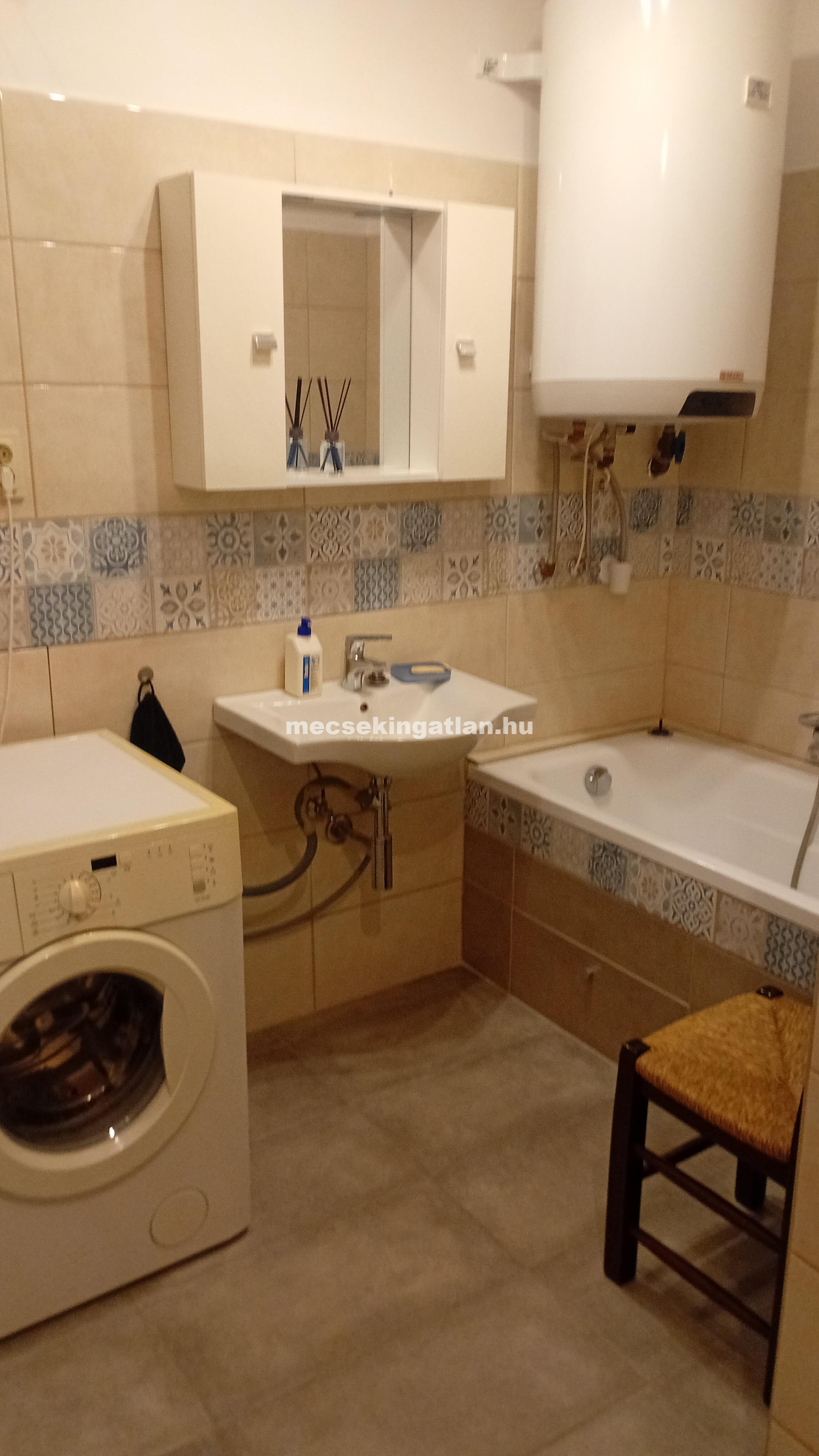 Pécs frekventált részén a Hunyadi János utcában téglalakás kiadó!