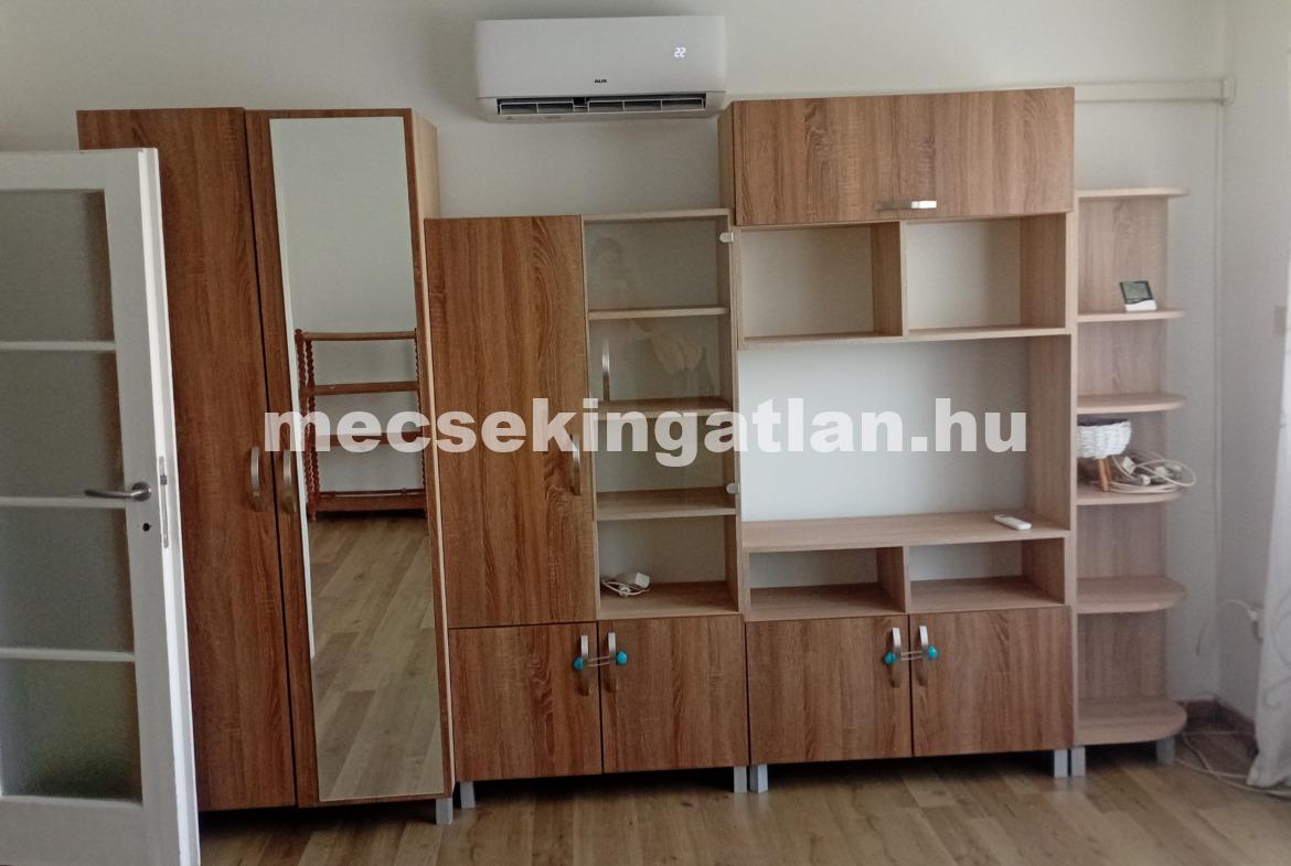 Pécs frekventált részén a Hunyadi János utcában téglalakás kiadó!