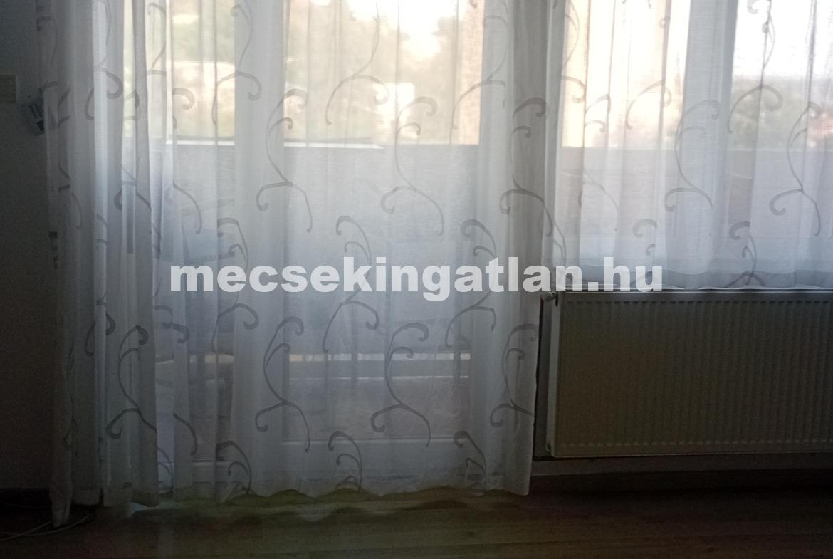 Pécs frekventált részén a Hunyadi János utcában téglalakás kiadó!