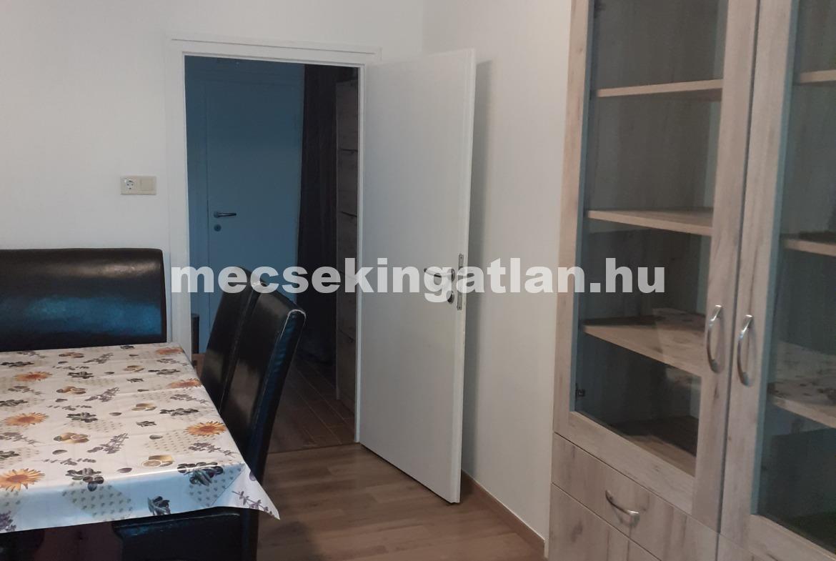 Pécs frekventált részén a Hunyadi János utcában téglalakás kiadó!