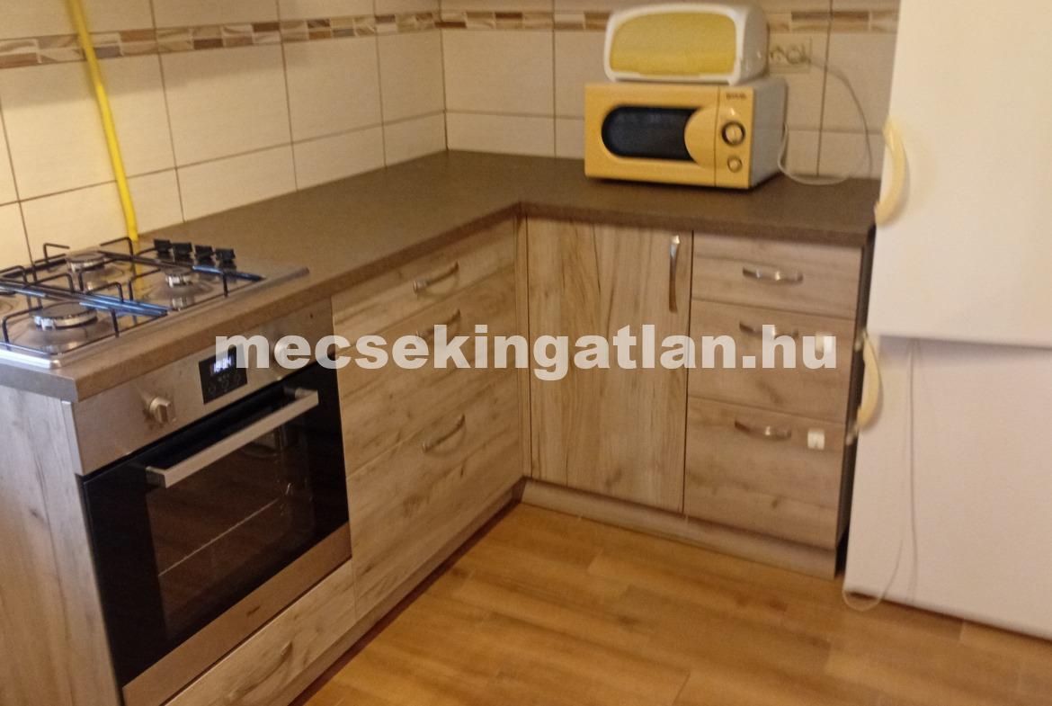 Pécs frekventált részén a Hunyadi János utcában téglalakás kiadó!