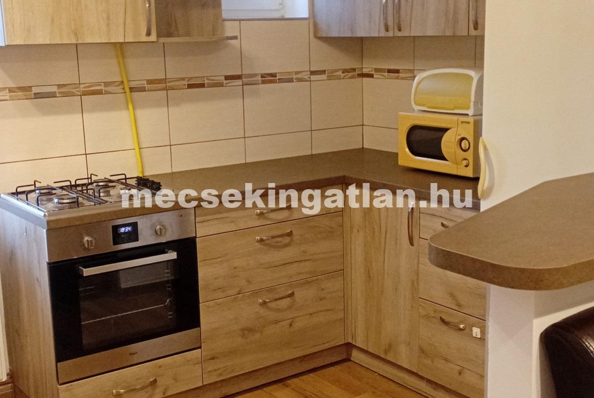 Pécs frekventált részén a Hunyadi János utcában téglalakás kiadó!