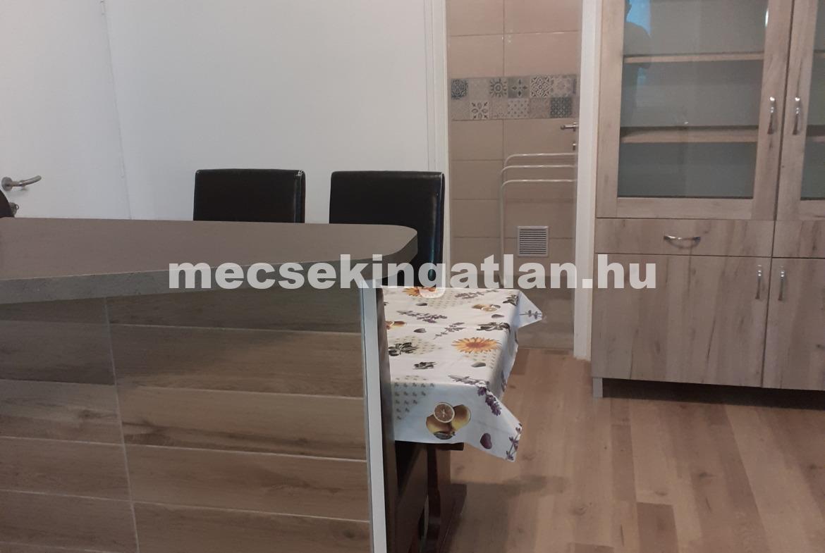 Pécs frekventált részén a Hunyadi János utcában téglalakás kiadó!