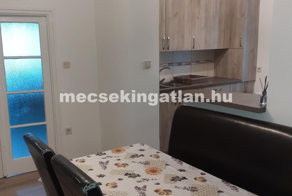 Pécs frekventált részén a Hunyadi János utcában téglalakás kiadó!