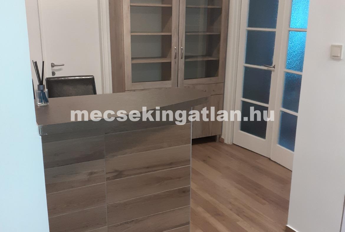 Pécs frekventált részén a Hunyadi János utcában téglalakás kiadó!