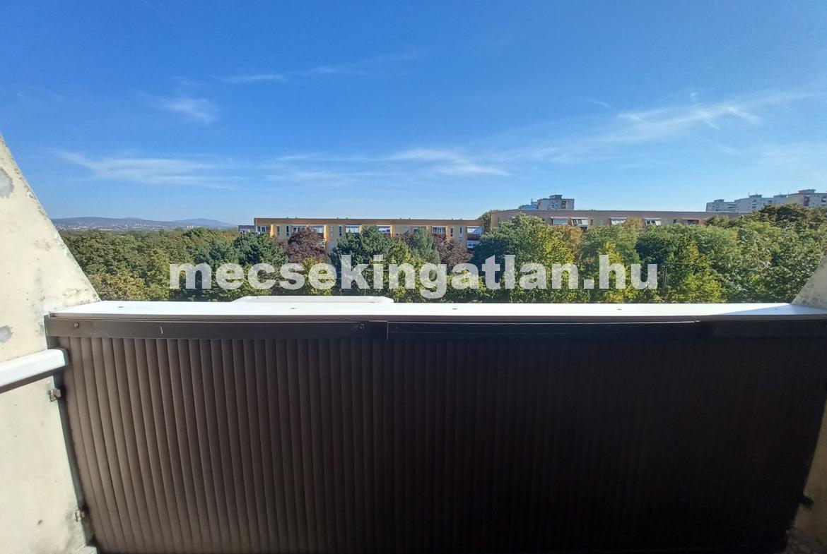 Pécsett az Enyezd utcában negyedik emeleti, erkélyes panellakás kiadó!