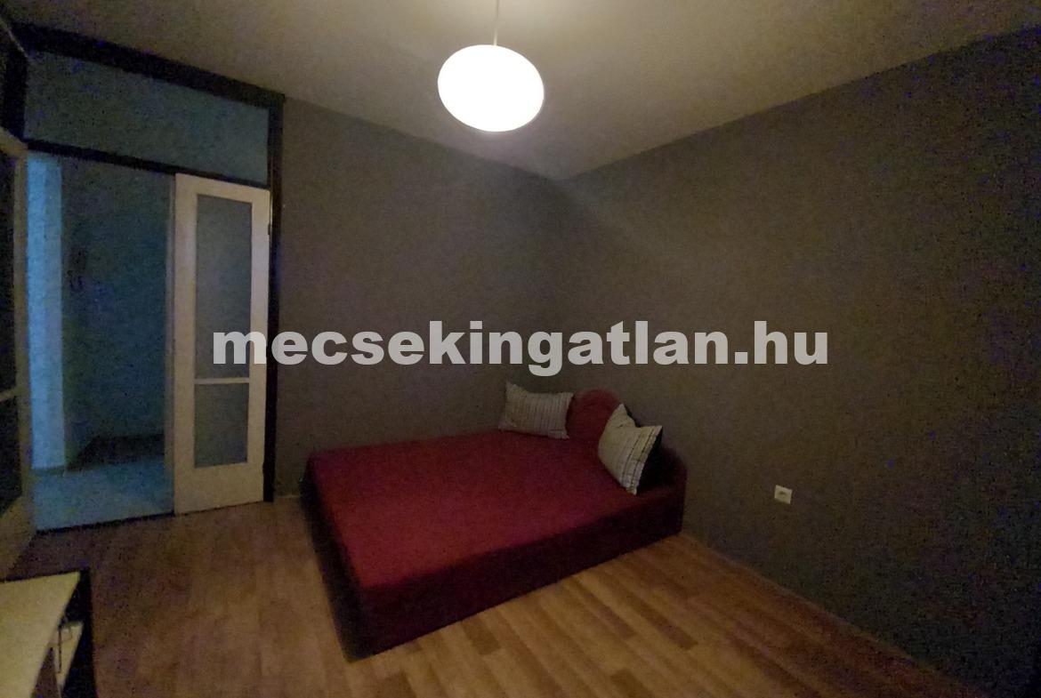 Pécsett az Enyezd utcában negyedik emeleti, erkélyes panellakás kiadó!