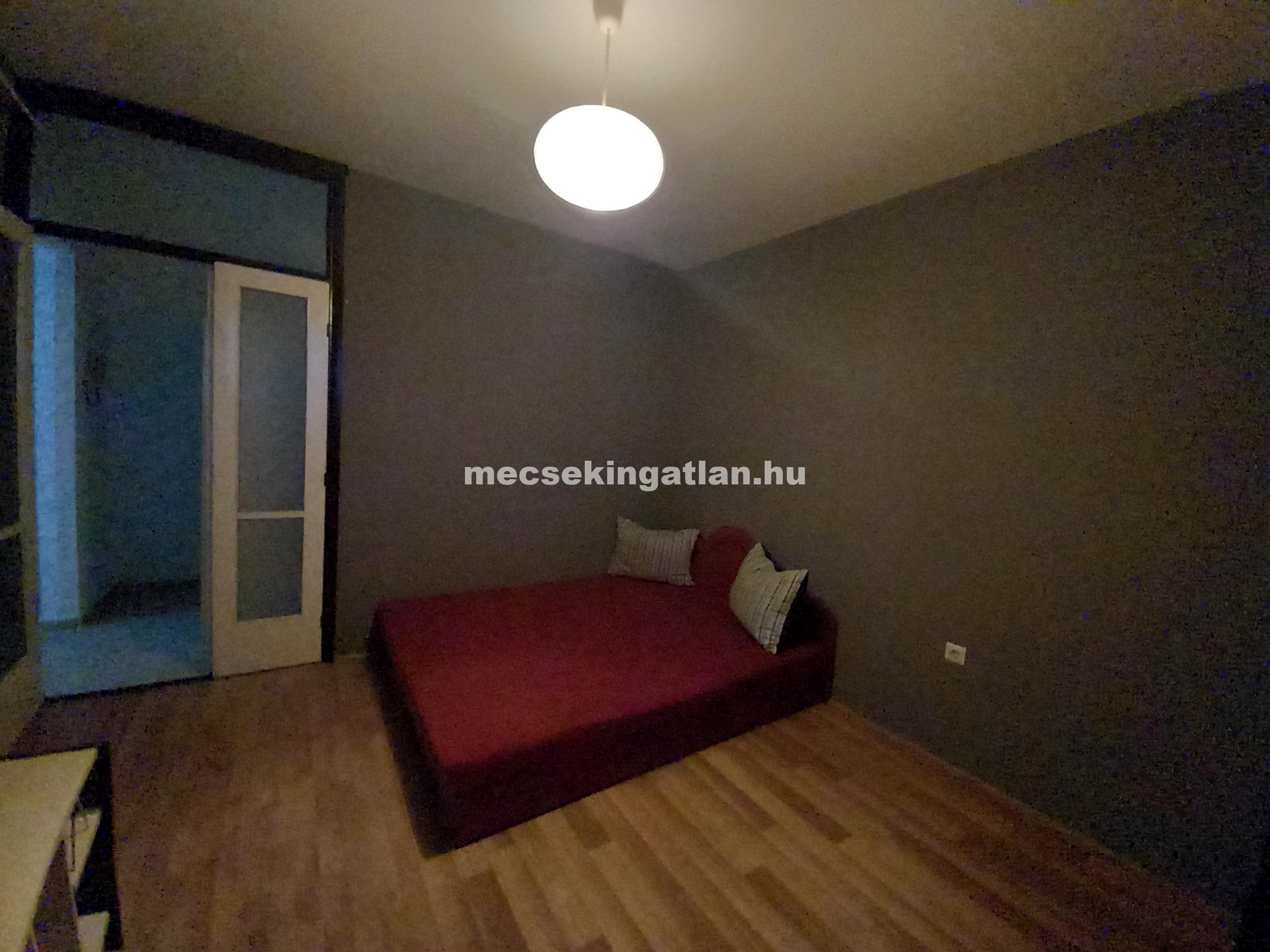 Pécsett az Enyezd utcában negyedik emeleti, erkélyes panellakás kiadó!
