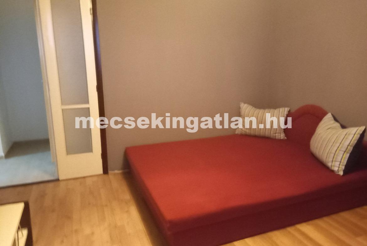Pécsett az Enyezd utcában negyedik emeleti, erkélyes panellakás kiadó!