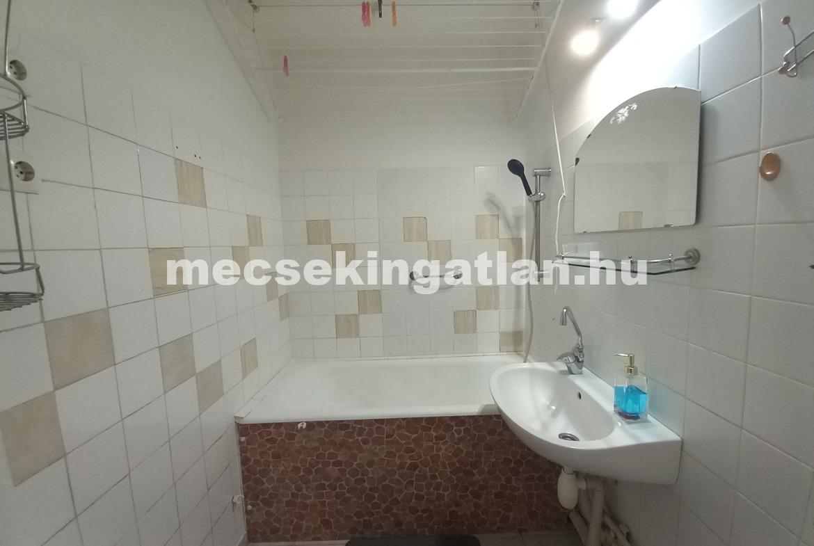 Pécsett az Enyezd utcában negyedik emeleti, erkélyes panellakás kiadó!